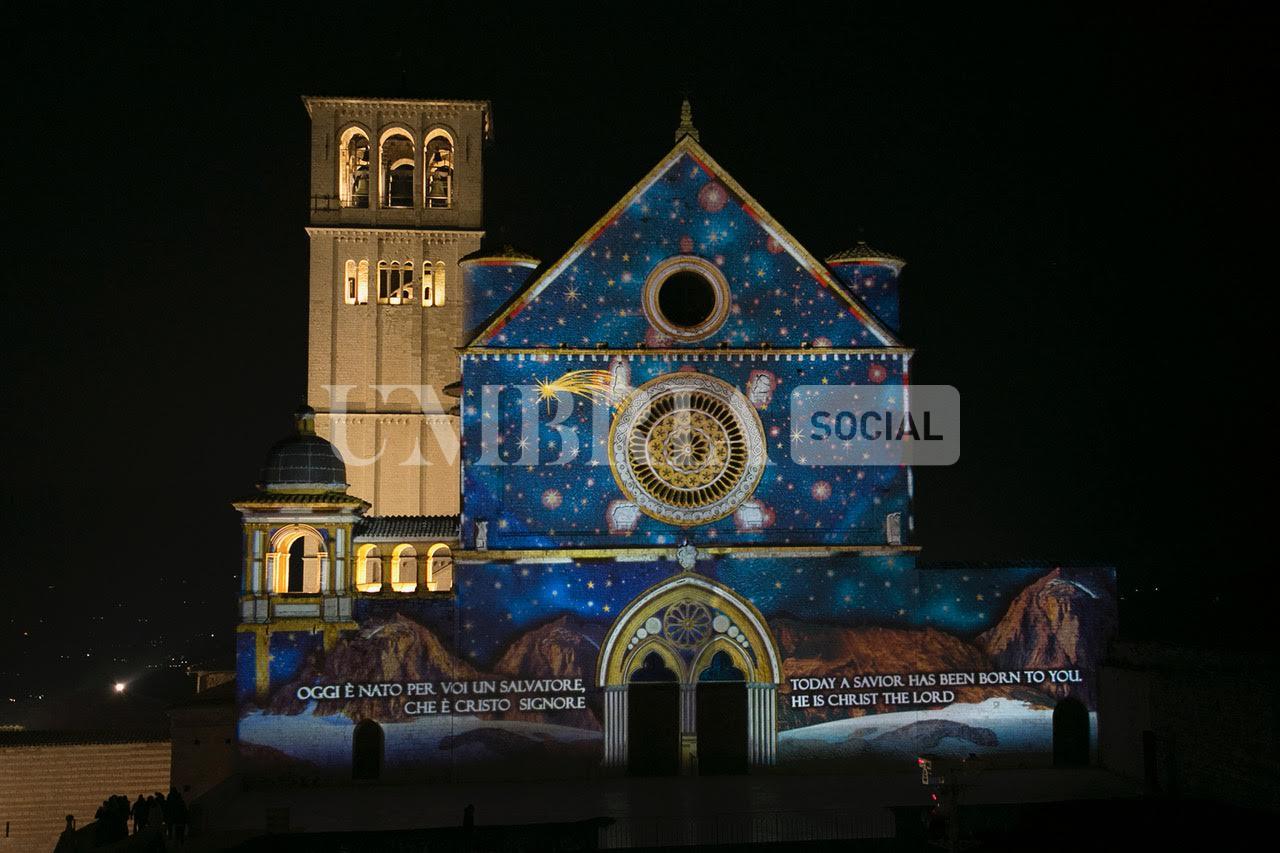 Assisi accende il suo Natale: sulle facciate delle chiese il primo presepe di San Francesco (foto) 21 Assisi accende il suo Natale: sulle facciate delle chiese il primo presepe di San Francesco (foto) 20