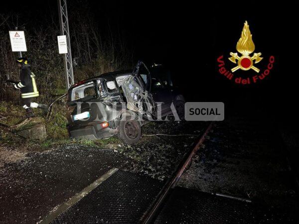 Scontro fra auto e treno, un ferito in ospedale a Branca 2
