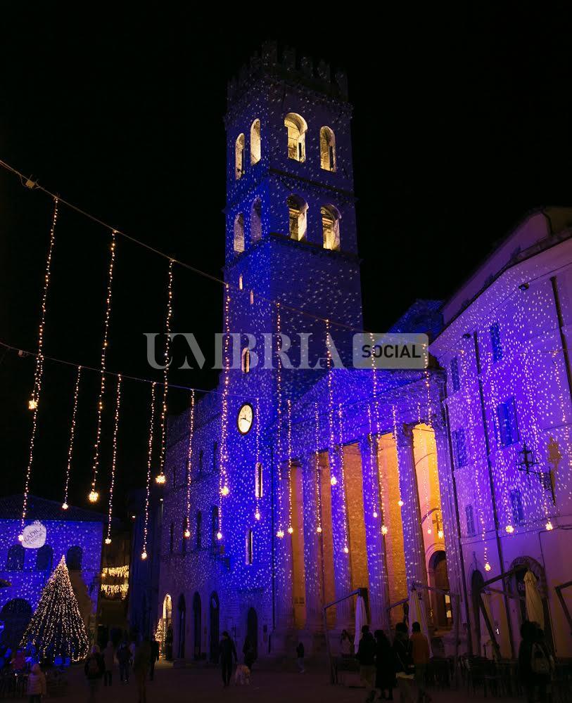 Assisi accende il suo Natale: sulle facciate delle chiese il primo presepe di San Francesco (foto) 9 Assisi accende il suo Natale: sulle facciate delle chiese il primo presepe di San Francesco (foto) 8
