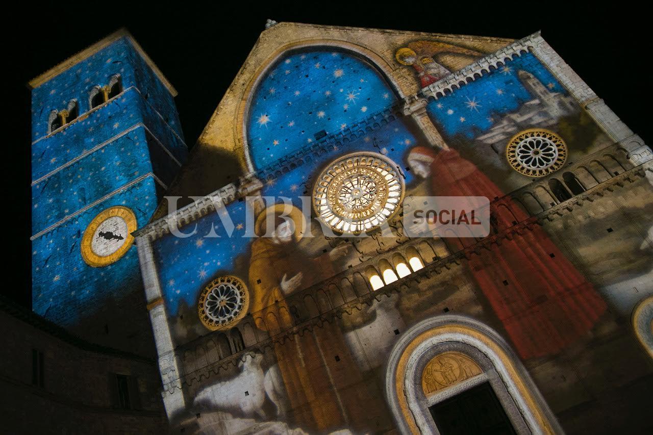Assisi accende il suo Natale: sulle facciate delle chiese il primo presepe di San Francesco (foto) 37 Assisi accende il suo Natale: sulle facciate delle chiese il primo presepe di San Francesco (foto) 36