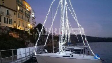 "Natale al lago", anche Piediluco si illumina per le feste 9 Natale Piediluco barca a vela illuminata