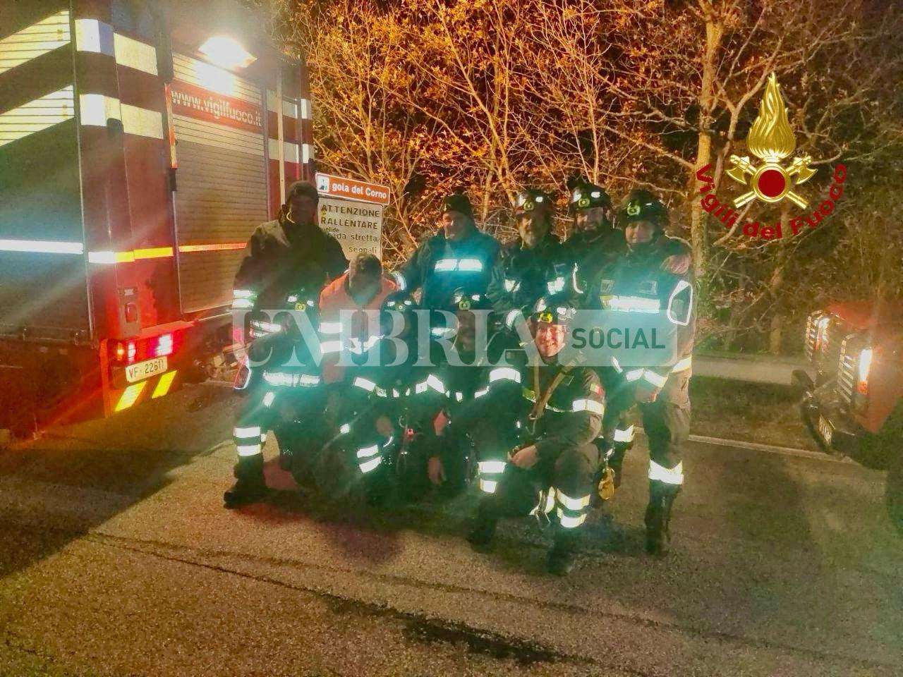 Cane da caccia precipita in un dirupo nella zona di Isola Fossara: recuperato dai Vigili del fuoco (foto) 2