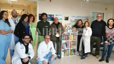 Città di Castello, donati all'ospedale una libreria e 150 libri 2 donazione Citta di Castello