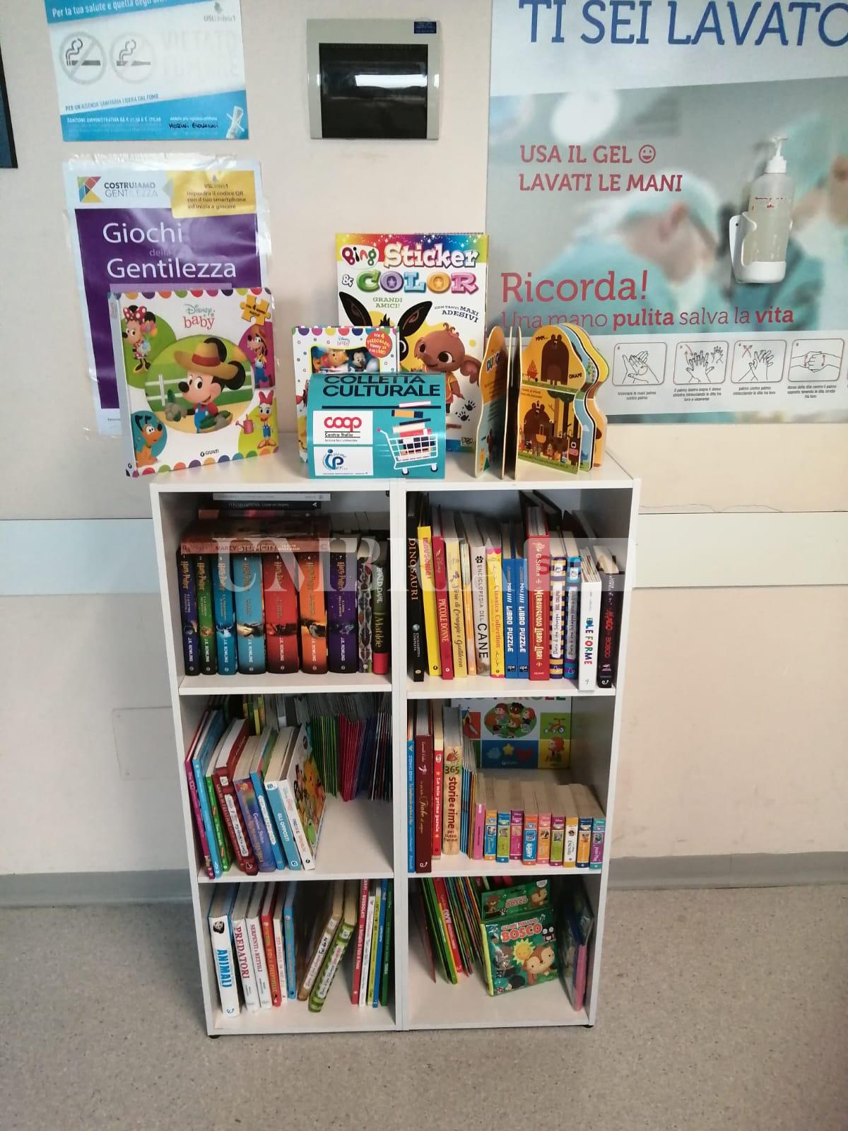 Città di Castello, donati all'ospedale una libreria e 150 libri 2