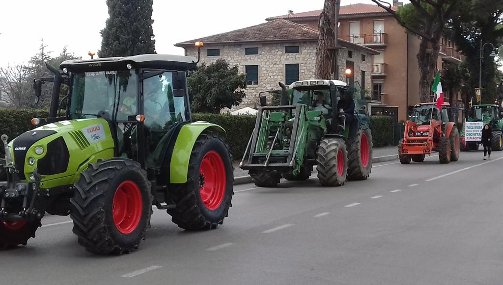Continua la protesta degli agricoltori, a Bastia Umbra e Assisi trattori in strada (foto) 80