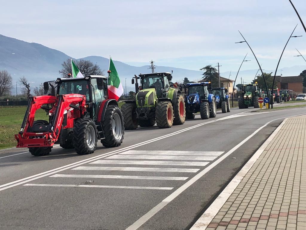 Continua la protesta degli agricoltori, a Bastia Umbra e Assisi trattori in strada (foto) 60