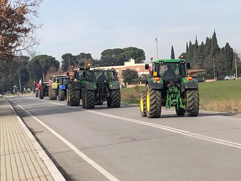 Continua la protesta degli agricoltori, a Bastia Umbra e Assisi trattori in strada (foto) 70