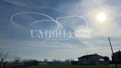 Tutti col naso all’insù attratti dai cerchi lasciati dalla scia di un aereo 4 62A4D1F6 31C3 4A17 BE86 B02DAE4DA632