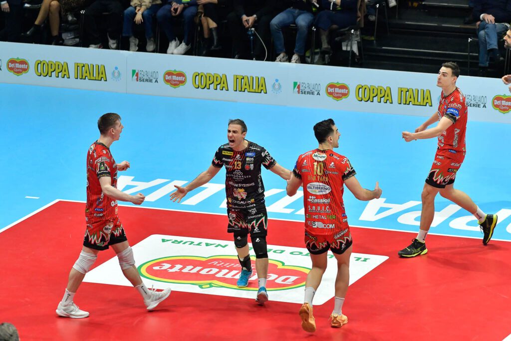 Sir Susa Vim Perugia perfetta trionfa in Coppa Italia: 3-1 a Monza e il trofeo è suo (foto) 11 Sir Susa Vim Perugia perfetta trionfa in Coppa Italia: 3-1 a Monza e il trofeo è suo (foto) 10