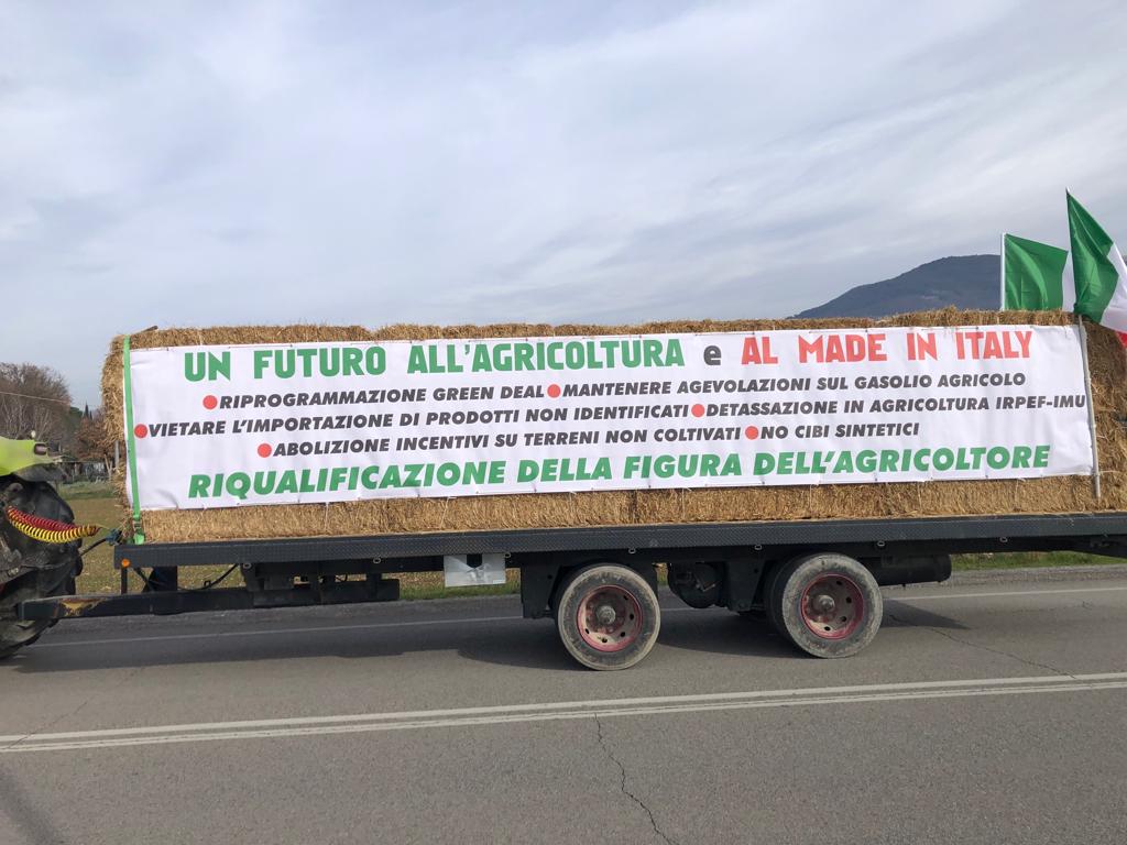 Continua la protesta degli agricoltori, a Bastia Umbra e Assisi trattori in strada (foto) 64