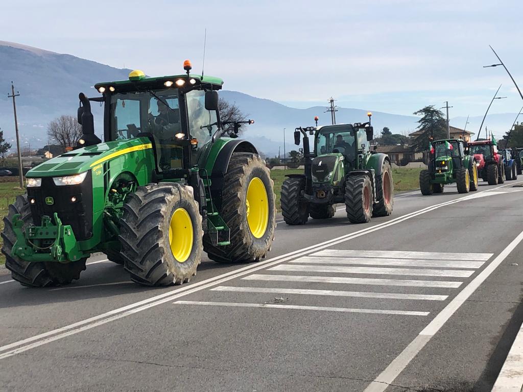 Continua la protesta degli agricoltori, a Bastia Umbra e Assisi trattori in strada (foto) 68