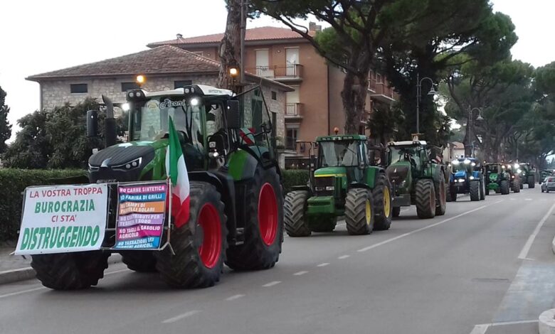 Continua la protesta degli agricoltori, a Bastia Umbra e Assisi trattori in strada (foto) 1 9F7AA725 E6E0 418A 9780 22FFA8953B83