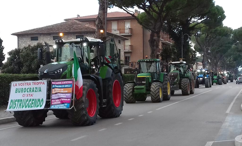 Continua la protesta degli agricoltori, a Bastia Umbra e Assisi trattori in strada (foto) 82