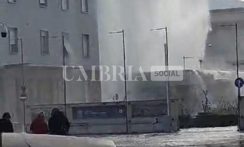 A Terni esplode la tubatura dell’acciaieria, colonne di acqua impressionanti (video) 1 B386E44B 4FA3 4D63 A87C 59C25A94771D