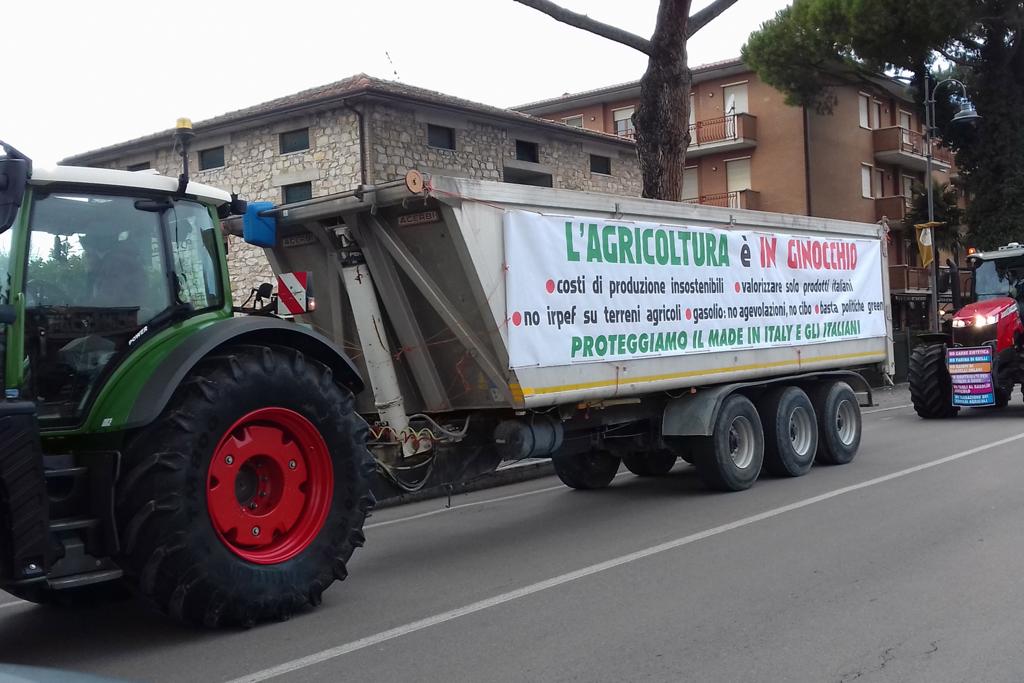 Continua la protesta degli agricoltori, a Bastia Umbra e Assisi trattori in strada (foto) 78
