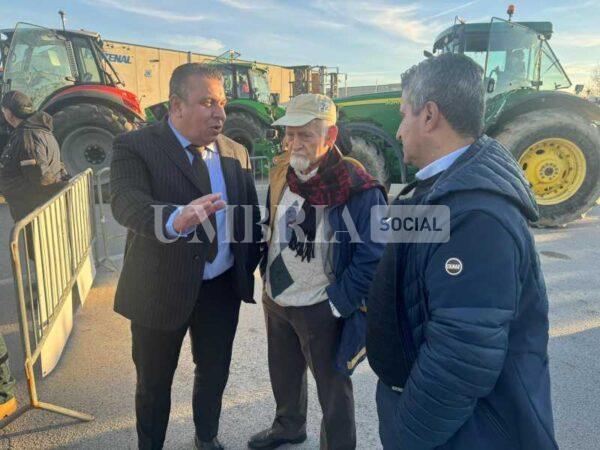 Continua la protesta degli agricoltori, a Bastia Umbra e Assisi trattori in strada (foto) 2