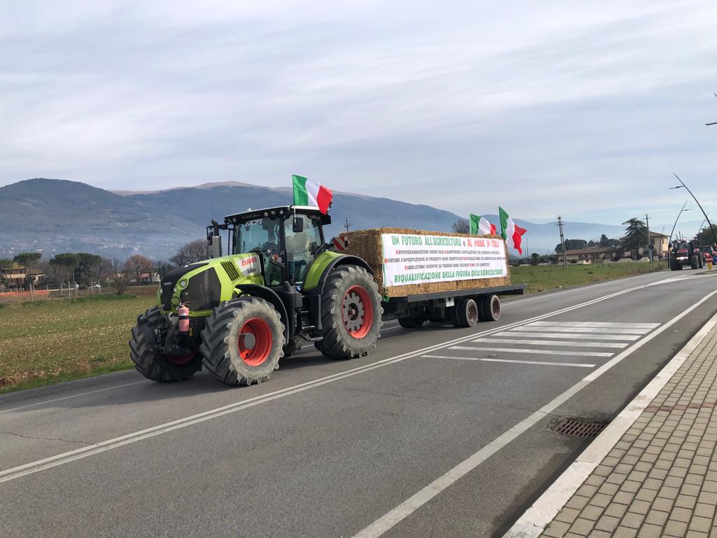 Continua la protesta degli agricoltori, a Bastia Umbra e Assisi trattori in strada (foto) 62