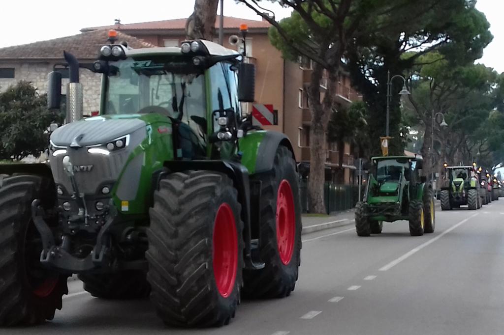 Continua la protesta degli agricoltori, a Bastia Umbra e Assisi trattori in strada (foto) 76