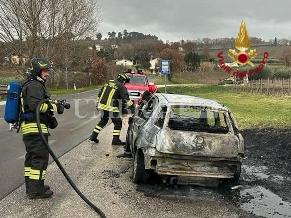 Montefalco, prende fuoco automobile alimentata a metano 2