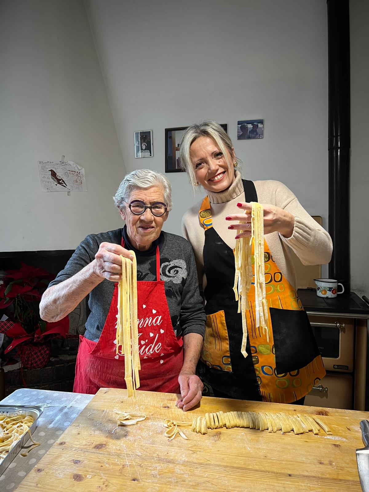 In cucina con Nonna Iside anche Paola Fioroni ospite della famosa cuoca di Bevagna (foto) 6