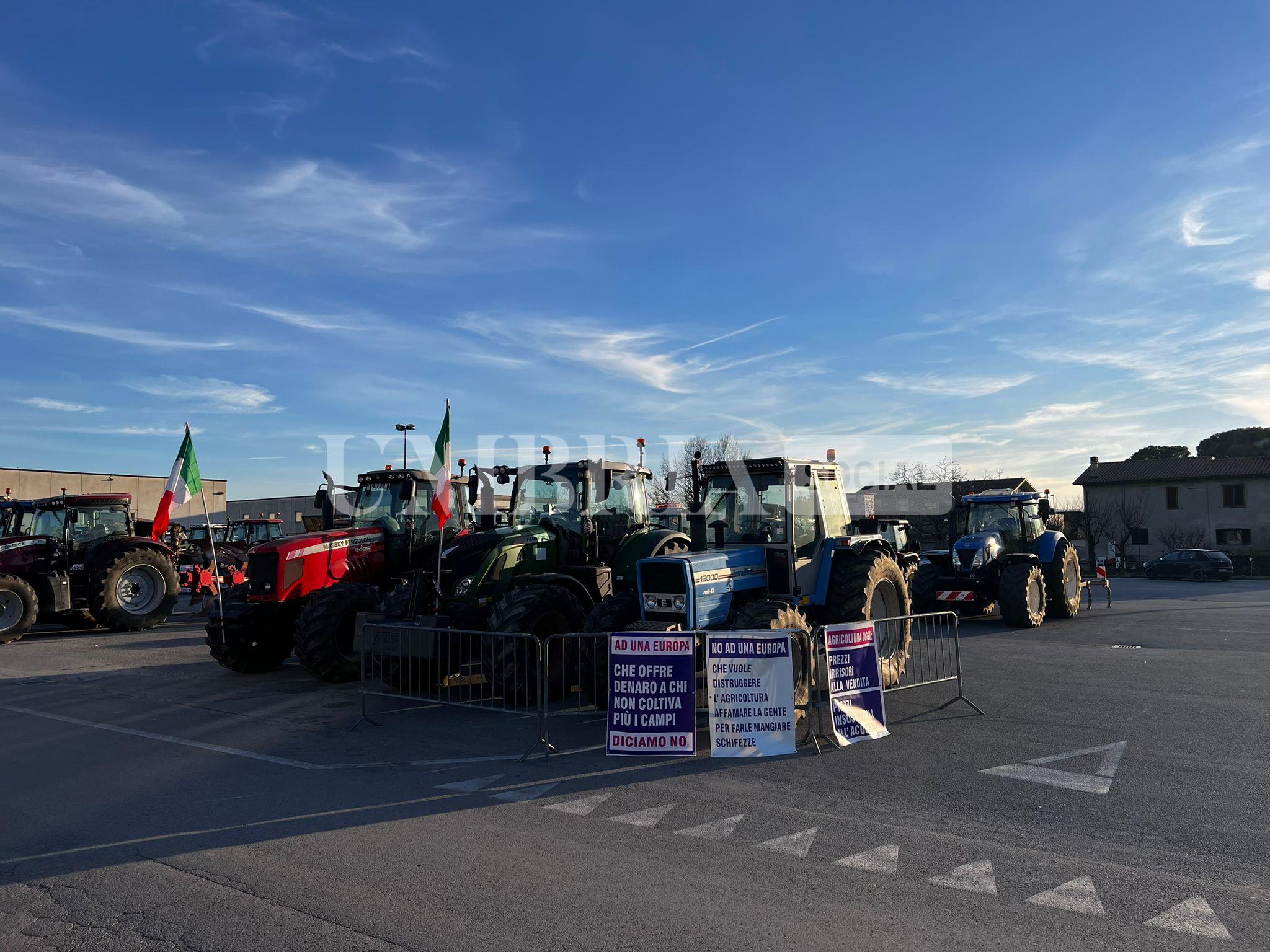 Continua la protesta degli agricoltori, a Bastia Umbra e Assisi trattori in strada (foto) 12