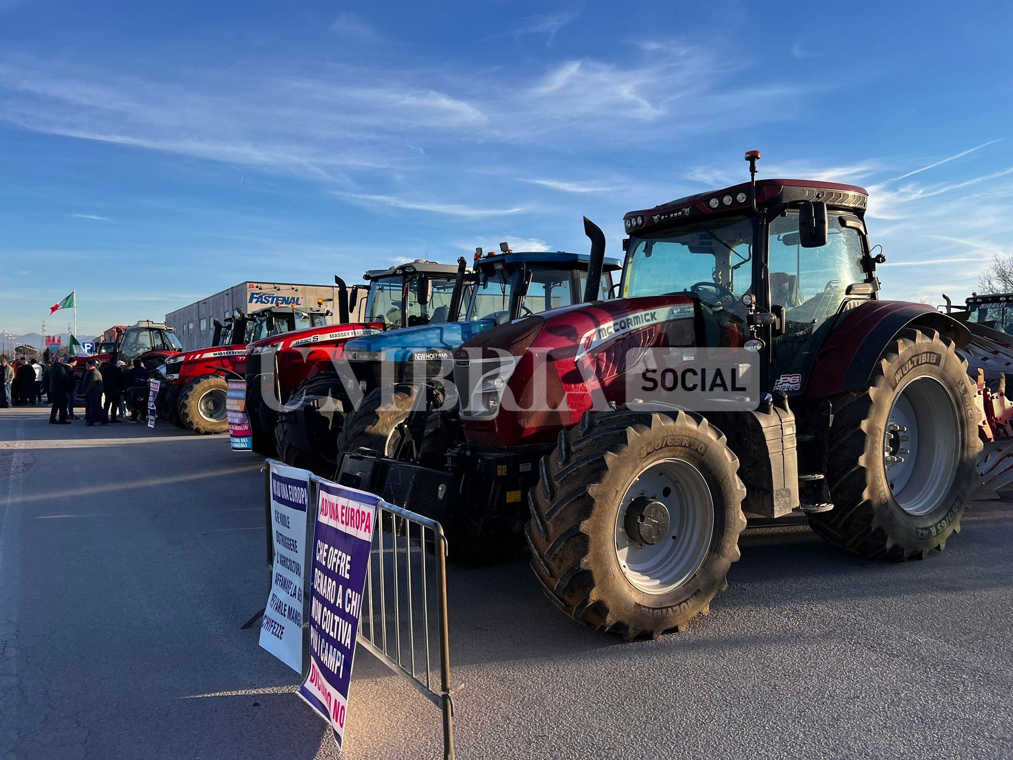 Continua la protesta degli agricoltori, a Bastia Umbra e Assisi trattori in strada (foto) 6