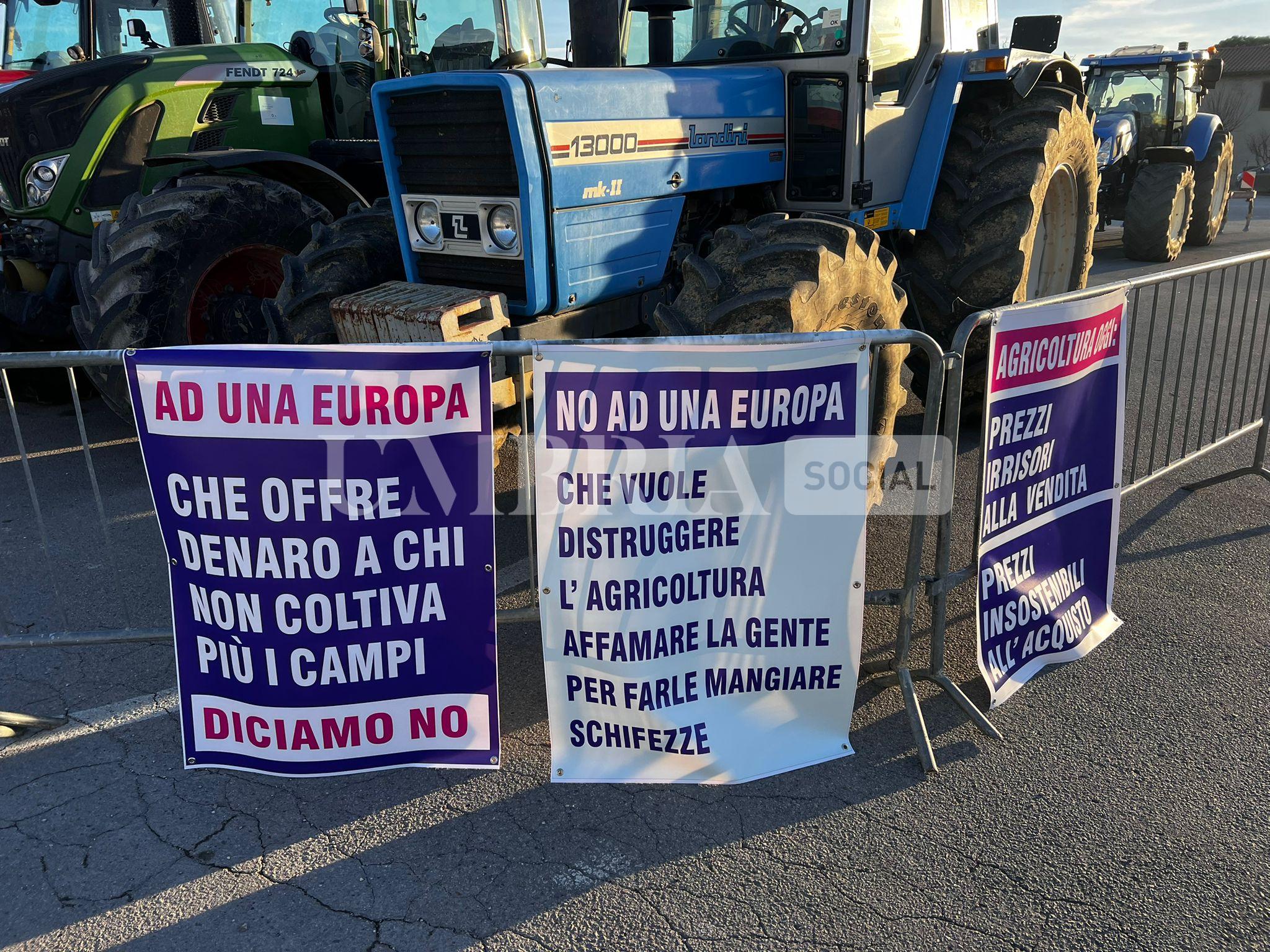Continua la protesta degli agricoltori, a Bastia Umbra e Assisi trattori in strada (foto) 10