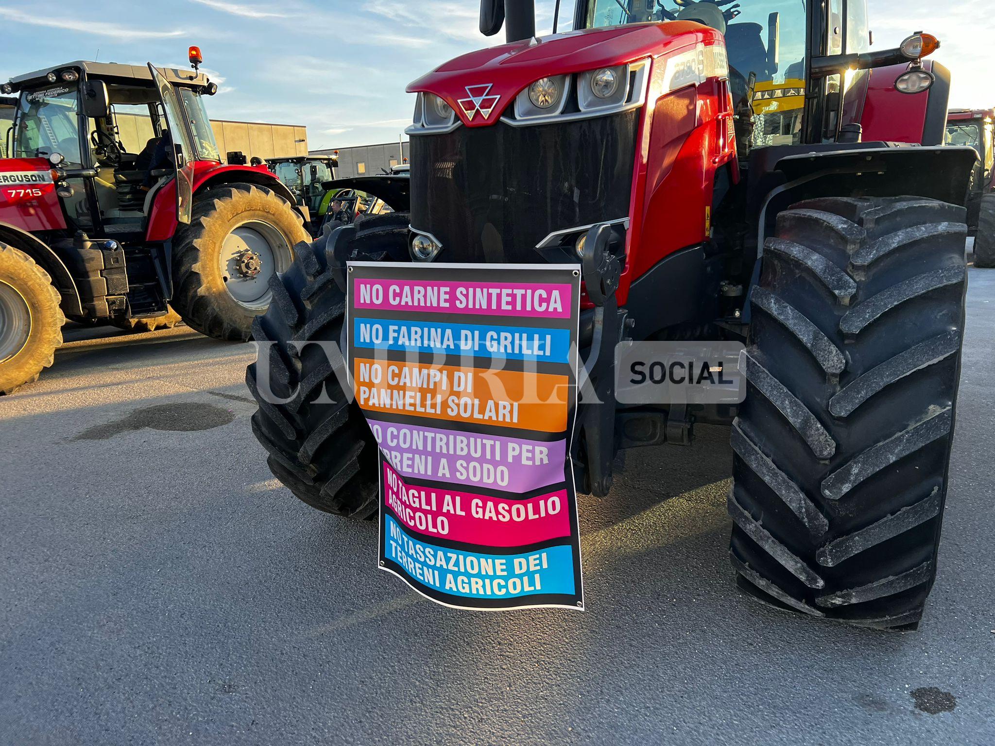 Continua la protesta degli agricoltori, a Bastia Umbra e Assisi trattori in strada (foto) 22