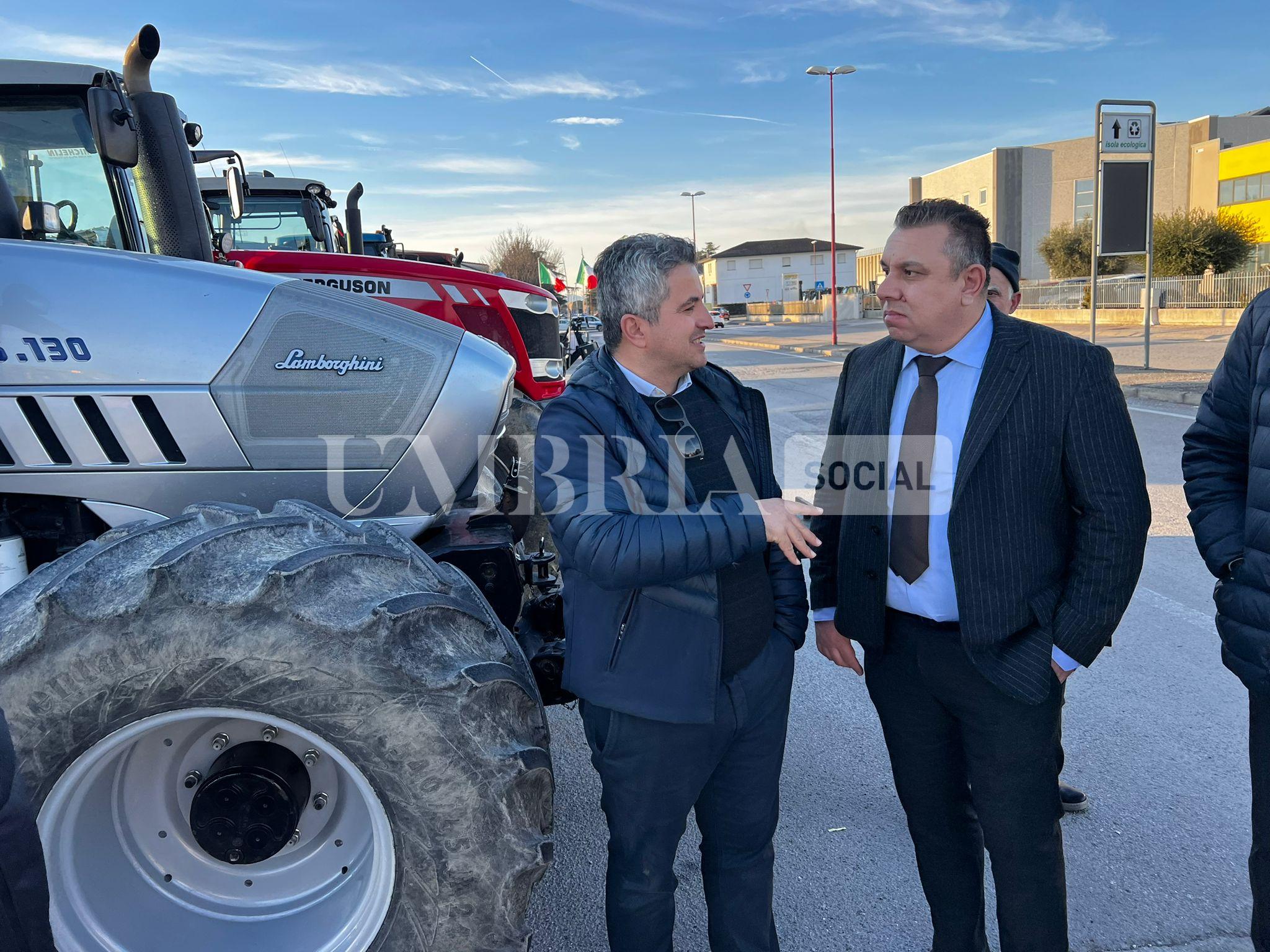 Continua la protesta degli agricoltori, a Bastia Umbra e Assisi trattori in strada (foto) 20