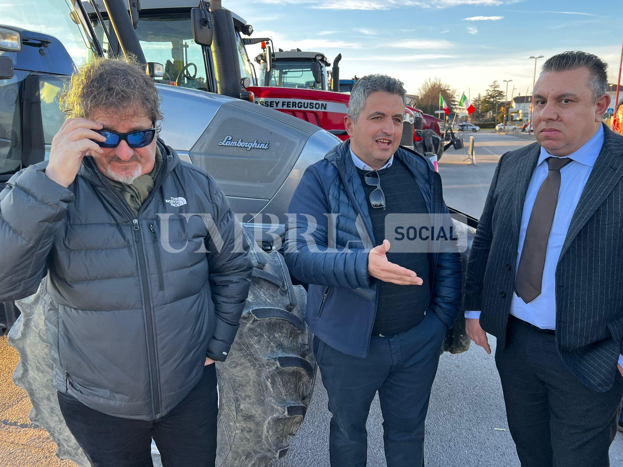 Continua la protesta degli agricoltori, a Bastia Umbra e Assisi trattori in strada (foto) 18