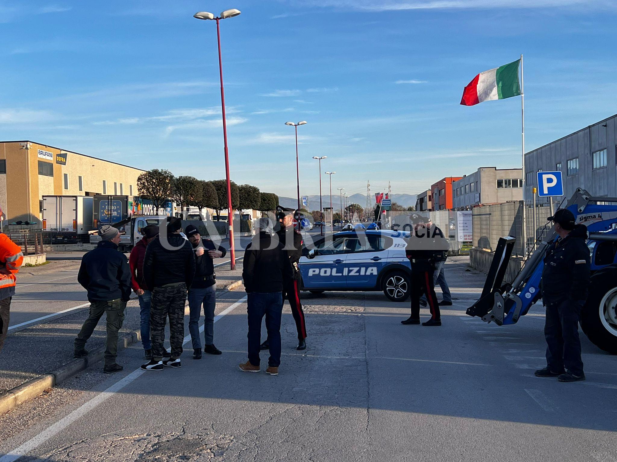 Continua la protesta degli agricoltori, a Bastia Umbra e Assisi trattori in strada (foto) 46