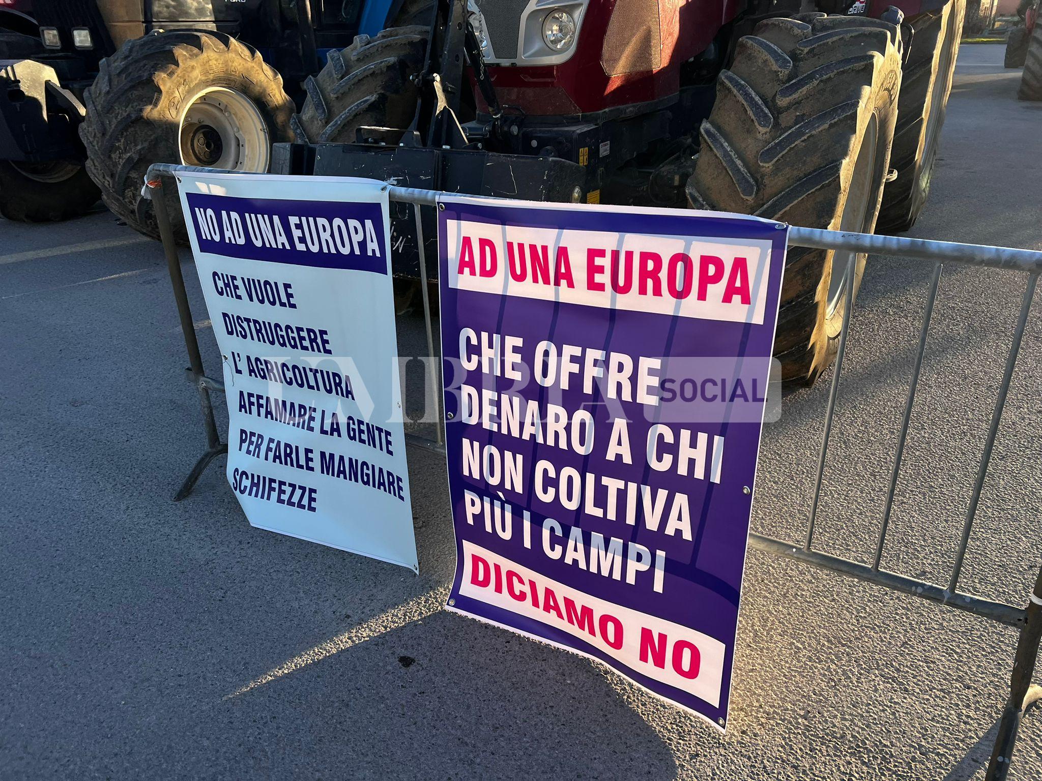 Continua la protesta degli agricoltori, a Bastia Umbra e Assisi trattori in strada (foto) 24