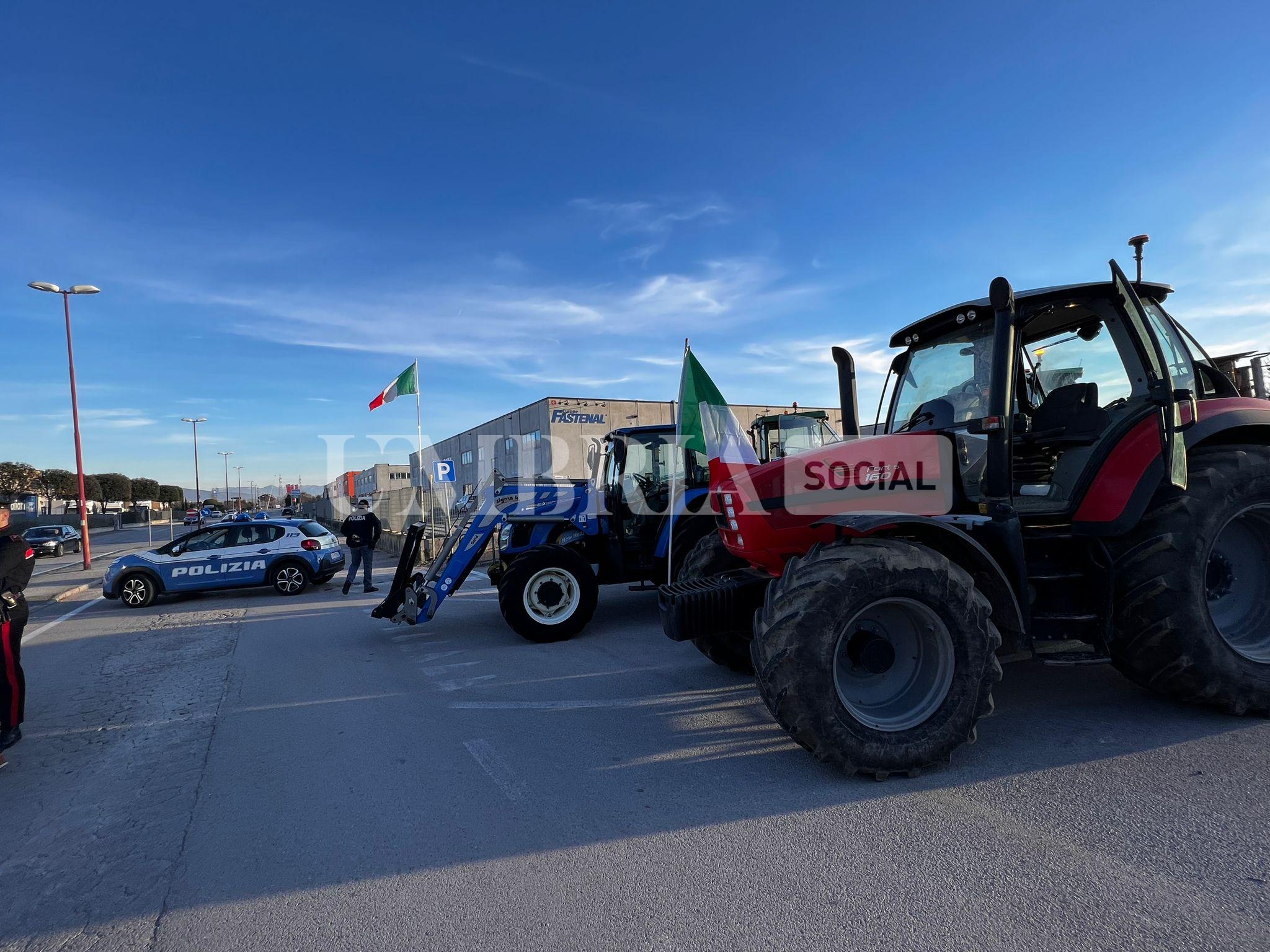 Continua la protesta degli agricoltori, a Bastia Umbra e Assisi trattori in strada (foto) 42