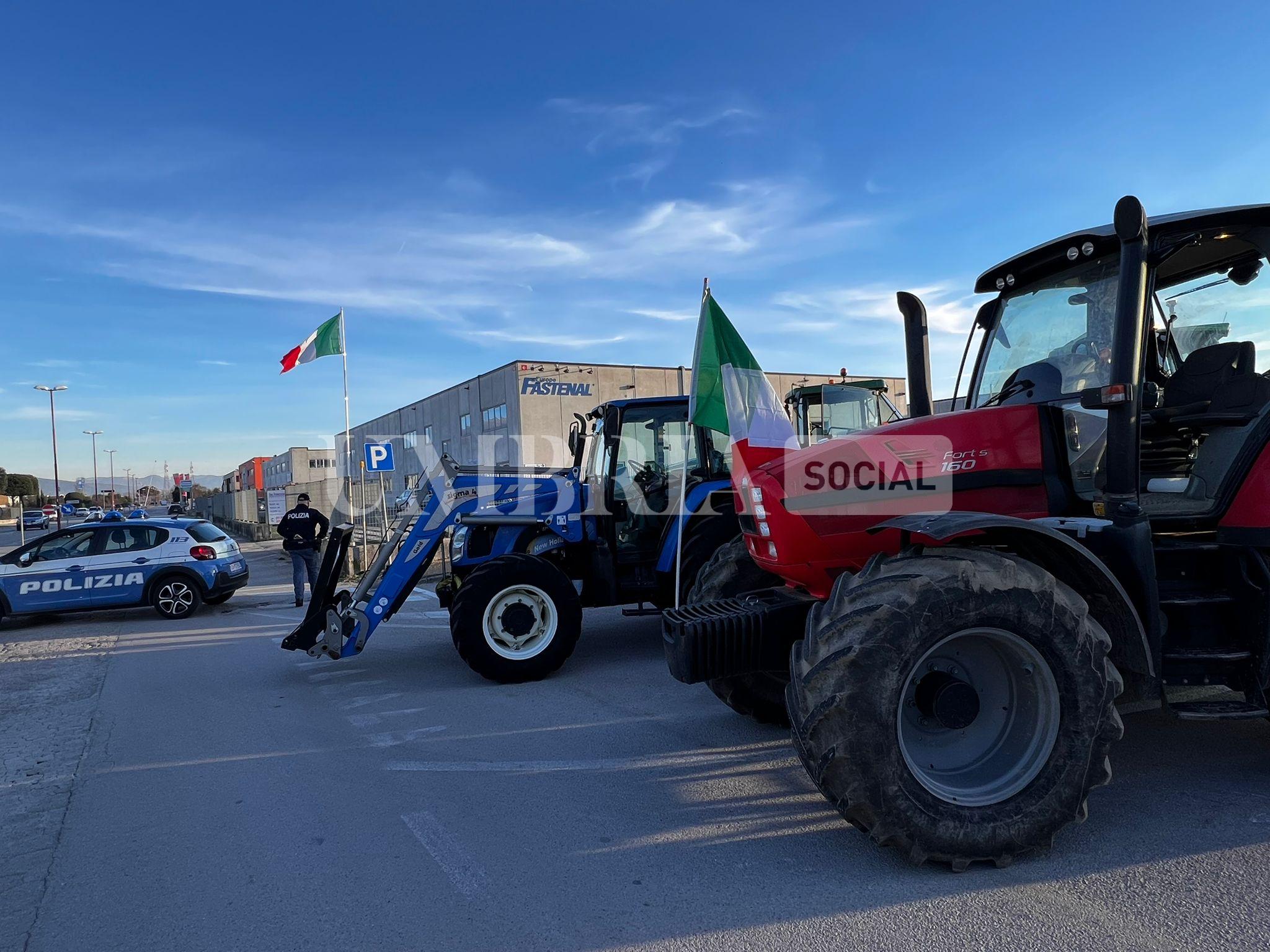 Continua la protesta degli agricoltori, a Bastia Umbra e Assisi trattori in strada (foto) 40