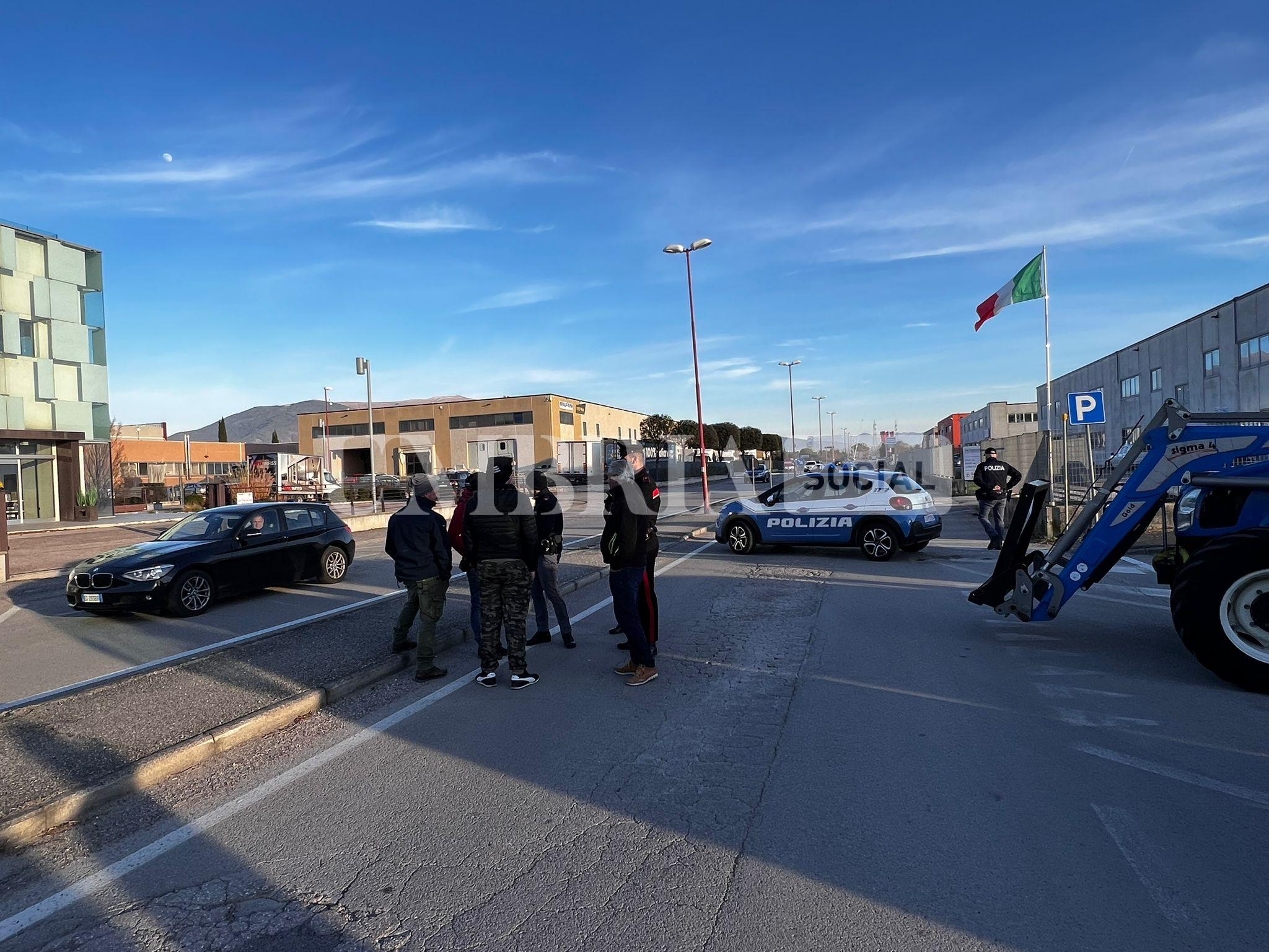 Continua la protesta degli agricoltori, a Bastia Umbra e Assisi trattori in strada (foto) 38