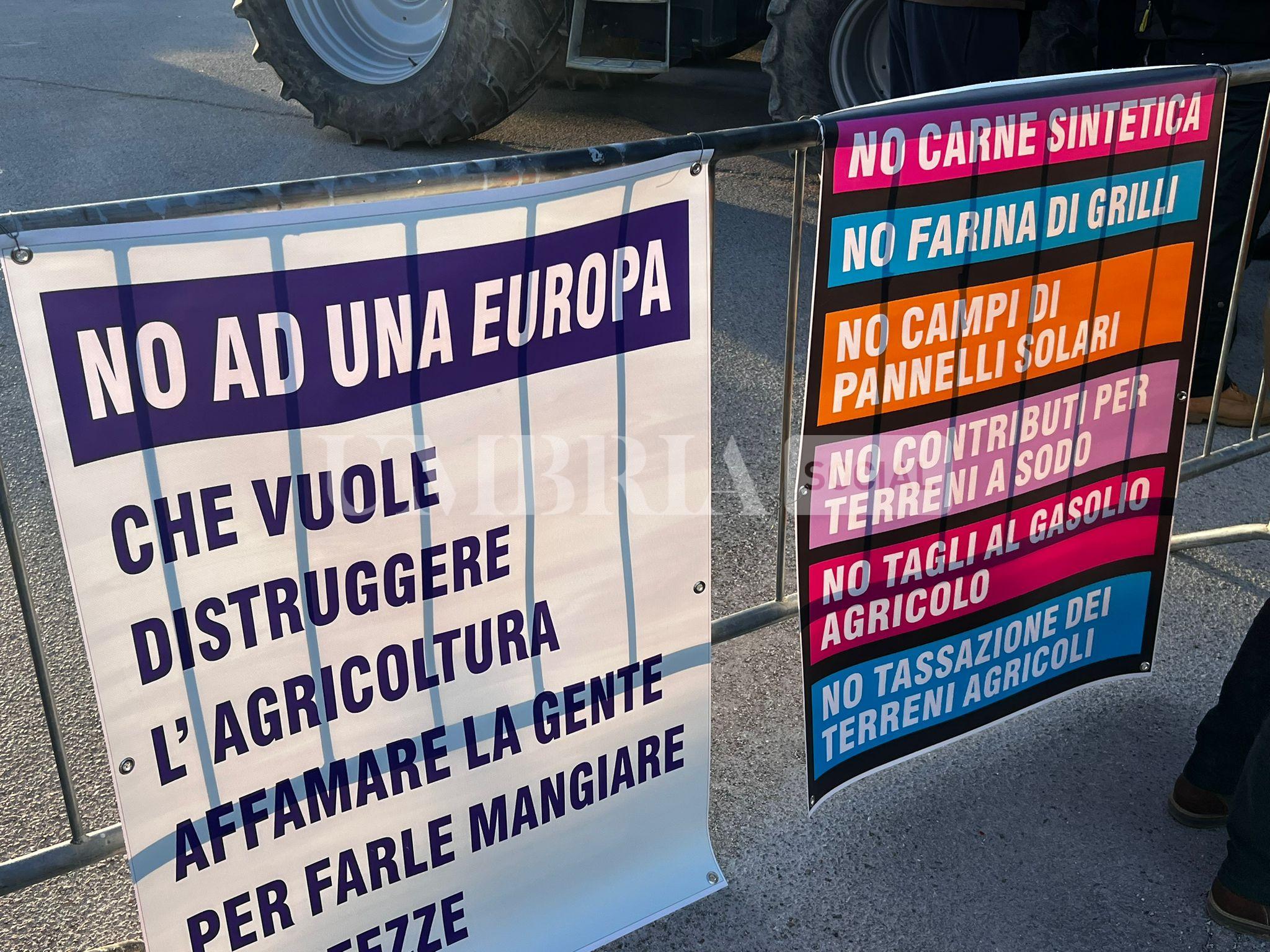 Continua la protesta degli agricoltori, a Bastia Umbra e Assisi trattori in strada (foto) 34