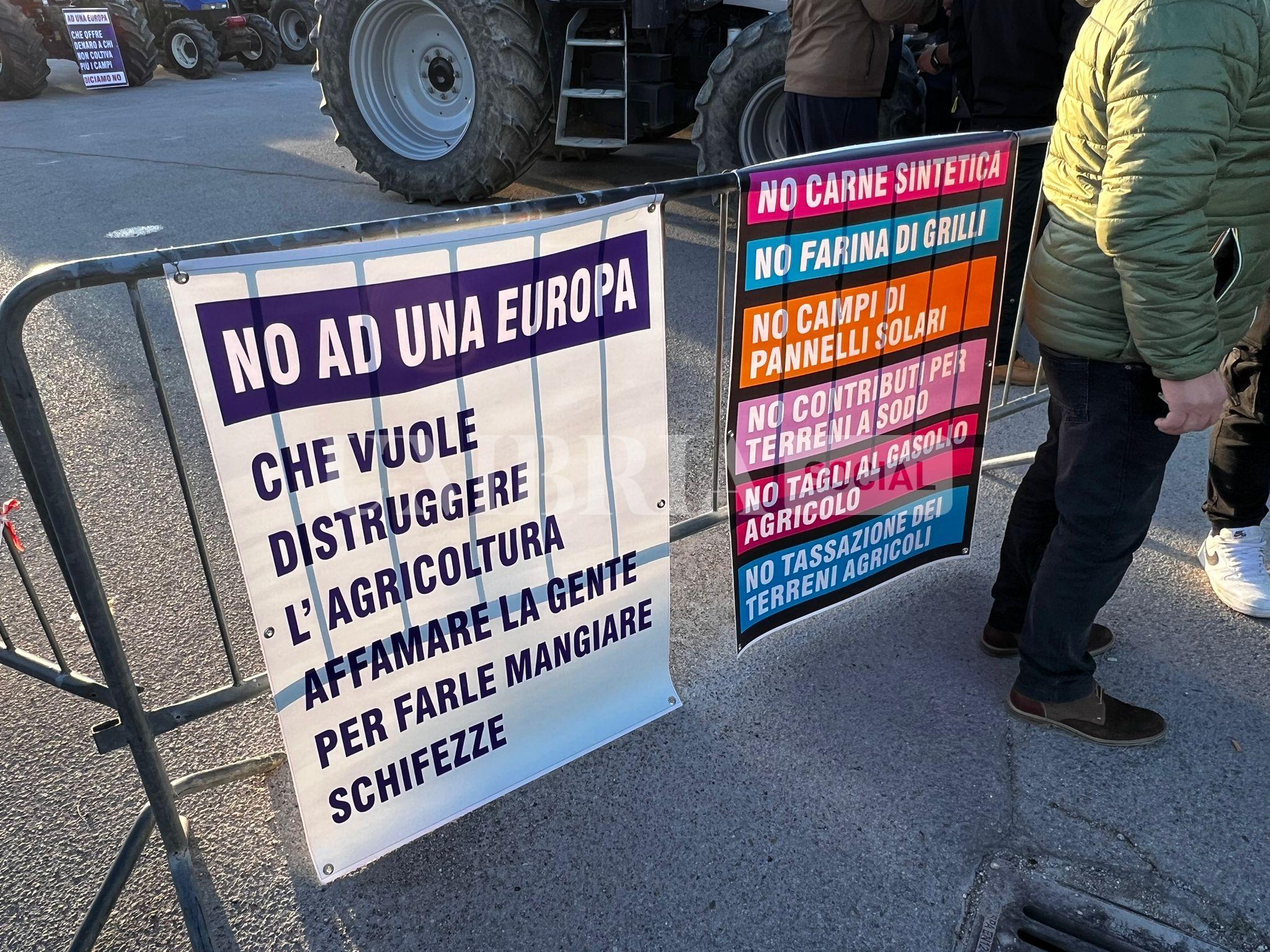 Continua la protesta degli agricoltori, a Bastia Umbra e Assisi trattori in strada (foto) 32