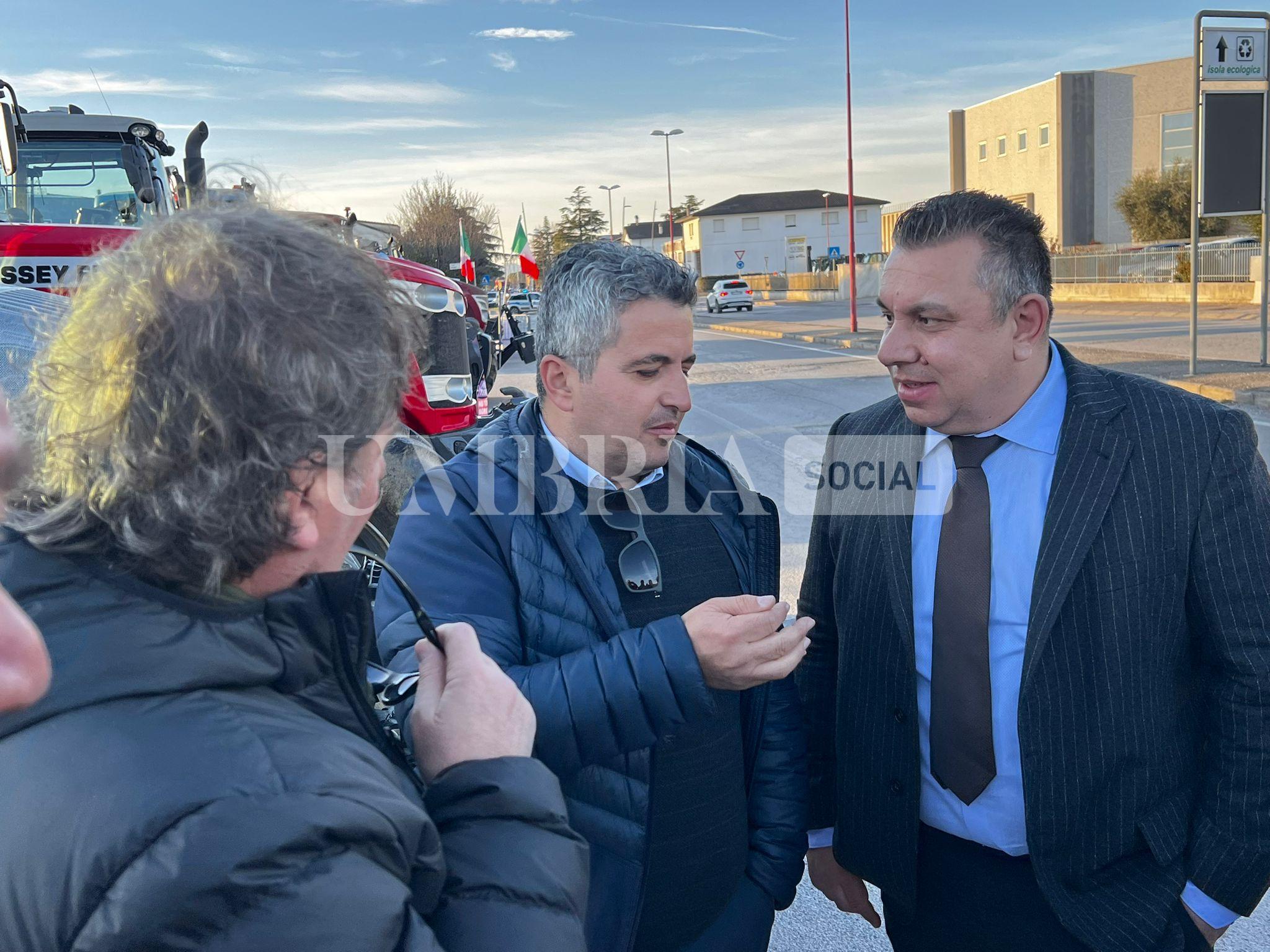 Continua la protesta degli agricoltori, a Bastia Umbra e Assisi trattori in strada (foto) 28