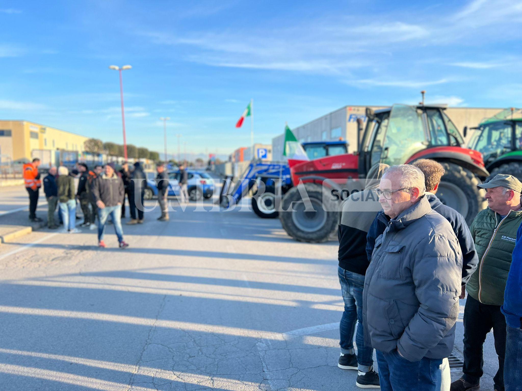 Continua la protesta degli agricoltori, a Bastia Umbra e Assisi trattori in strada (foto) 26