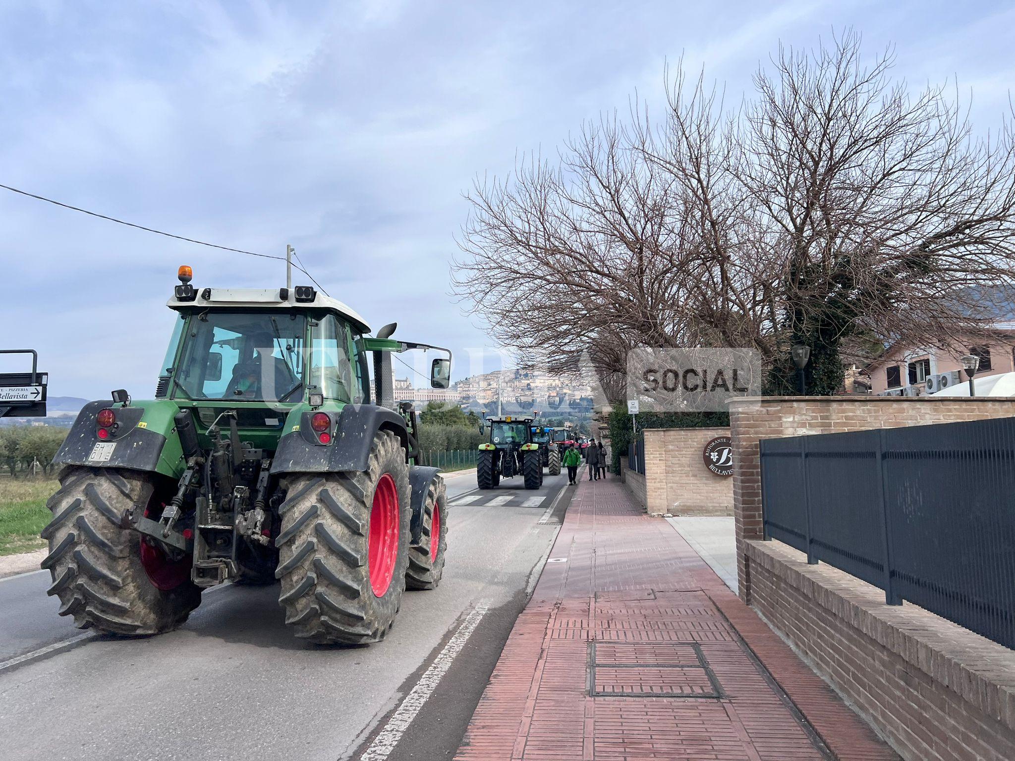Continua la protesta degli agricoltori, a Bastia Umbra e Assisi trattori in strada (foto) 14