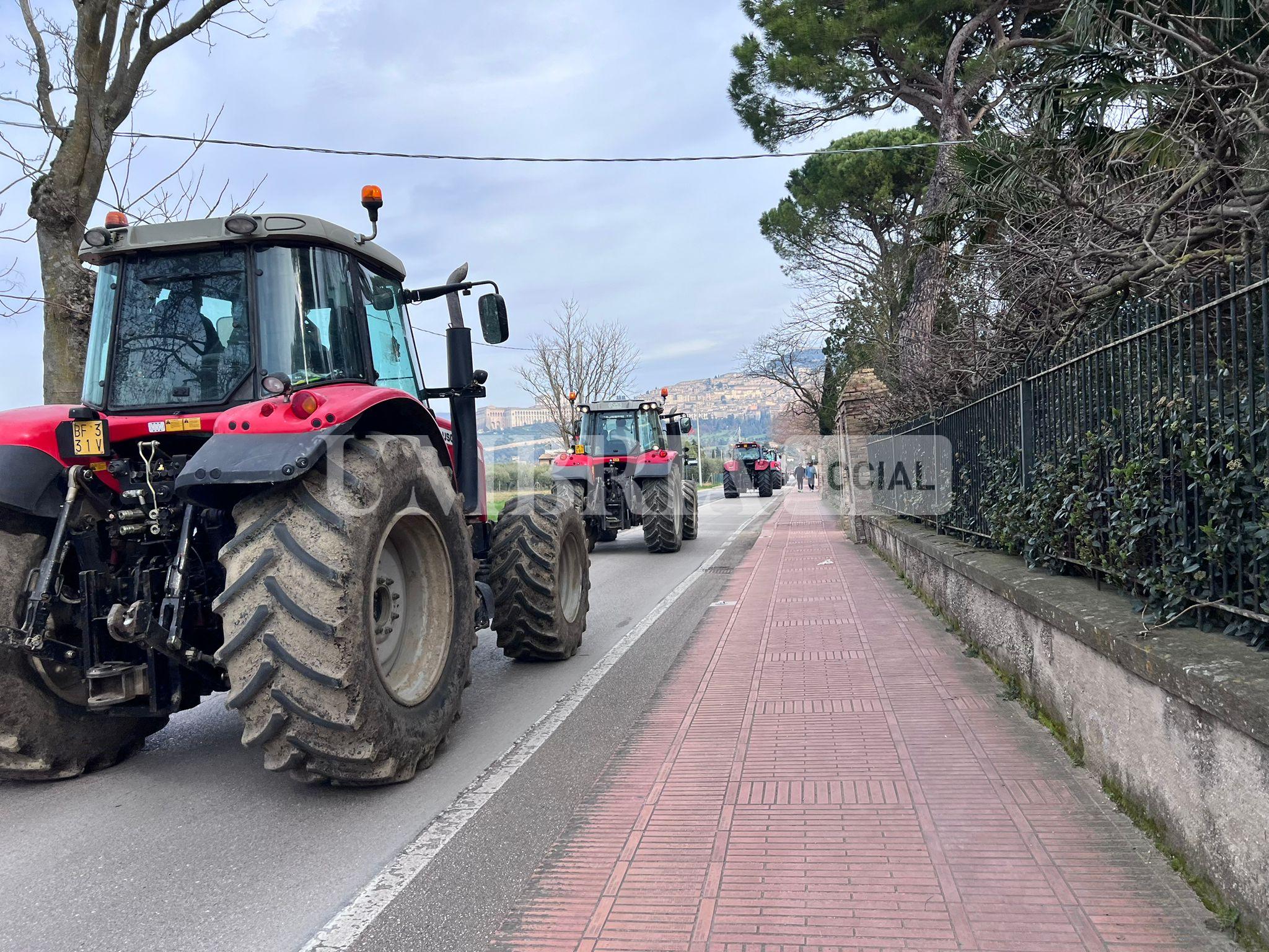 Continua la protesta degli agricoltori, a Bastia Umbra e Assisi trattori in strada (foto) 58