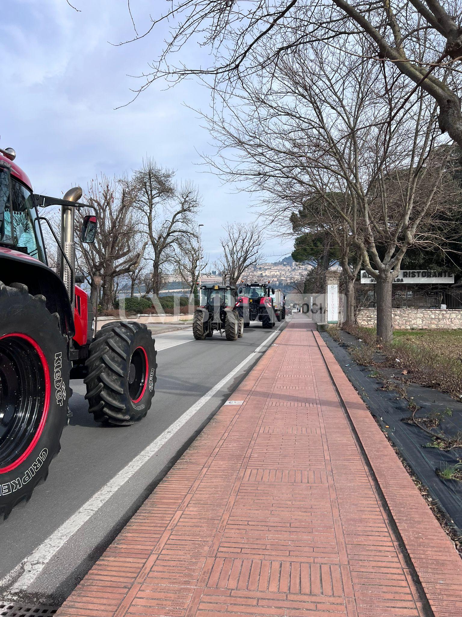 Continua la protesta degli agricoltori, a Bastia Umbra e Assisi trattori in strada (foto) 56