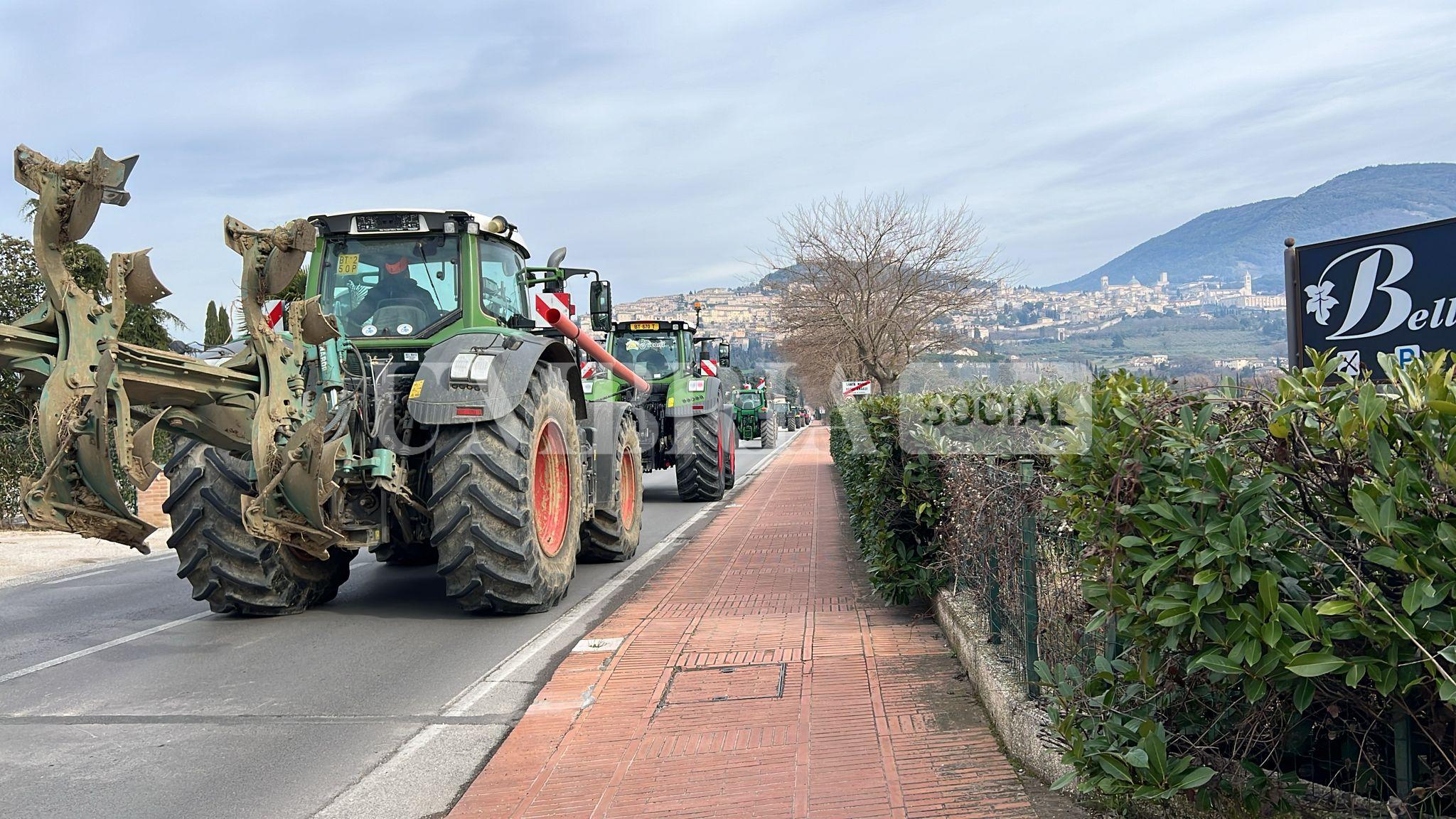 Continua la protesta degli agricoltori, a Bastia Umbra e Assisi trattori in strada (foto) 54