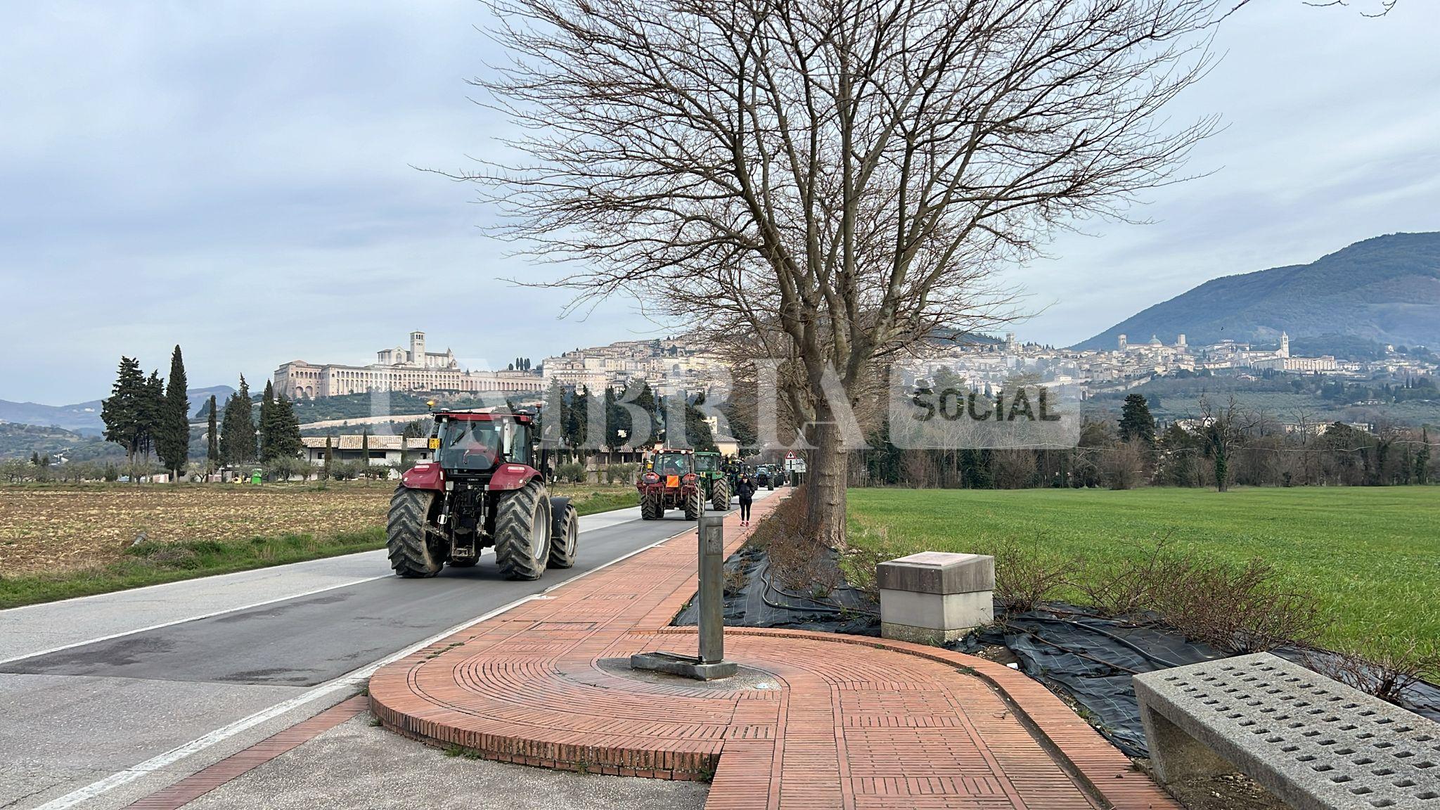 Continua la protesta degli agricoltori, a Bastia Umbra e Assisi trattori in strada (foto) 8