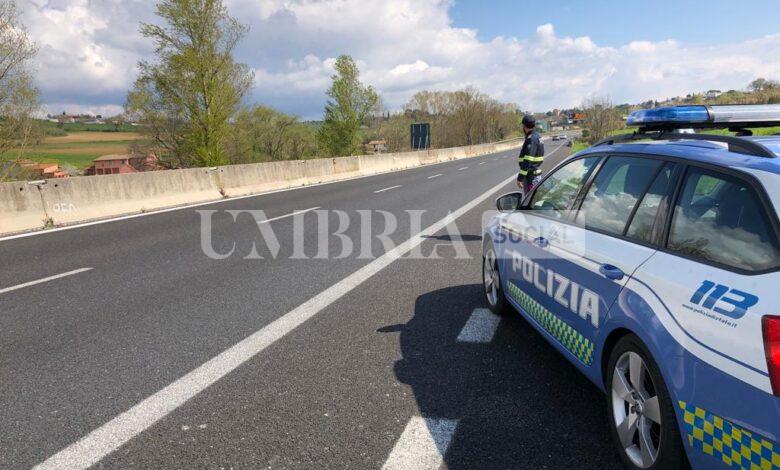 Guida contromano in superstrada e provoca due incidenti: patente ritirata ad un 85enne 1 strad