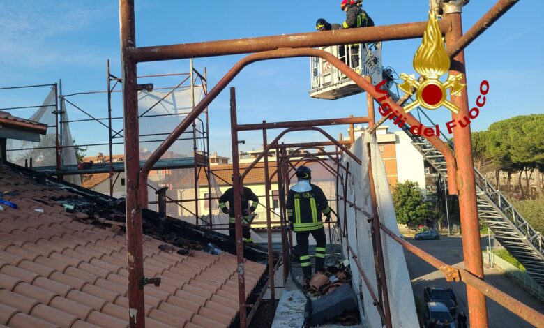 Città di Castello, in fiamme il tetto di un'abitazione: nessun ferito (foto) 1 422596330 10231414507616250 8997287466523662500 n