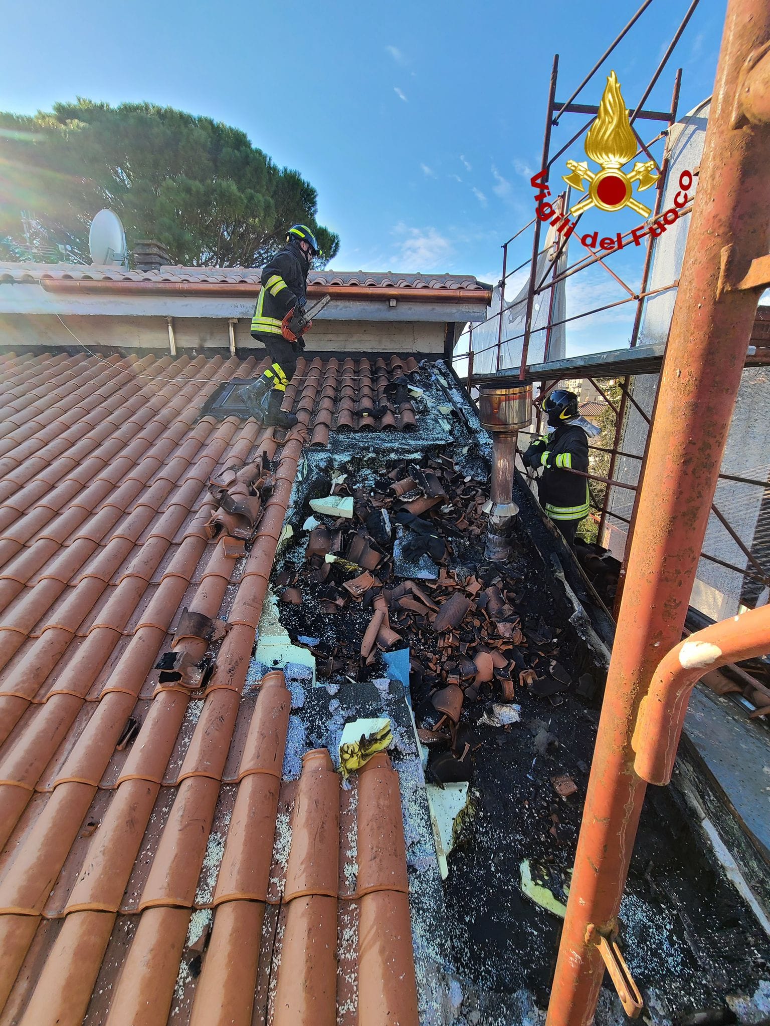 Città di Castello, in fiamme il tetto di un'abitazione: nessun ferito (foto) 2