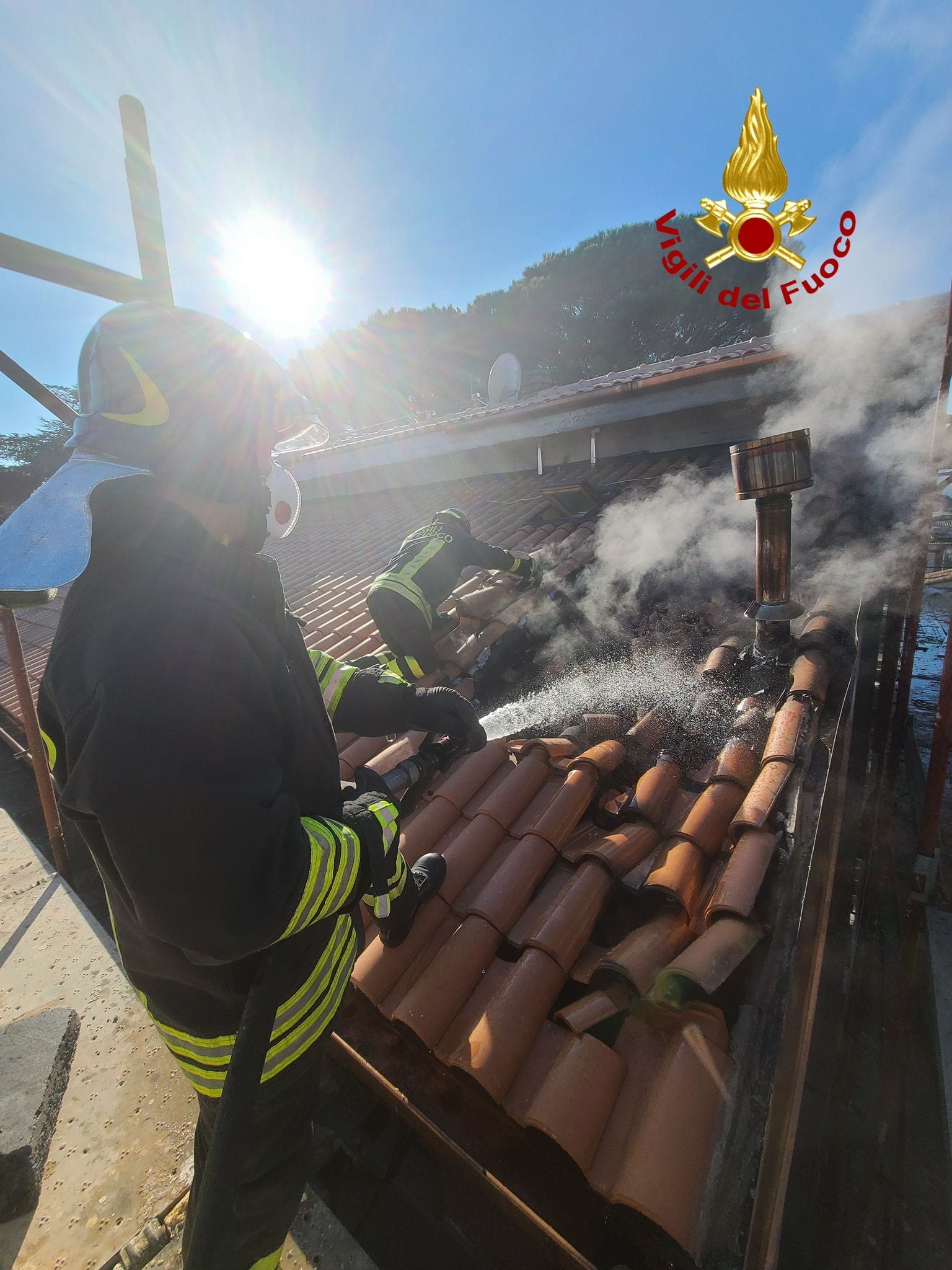 Città di Castello, in fiamme il tetto di un'abitazione: nessun ferito (foto) 6