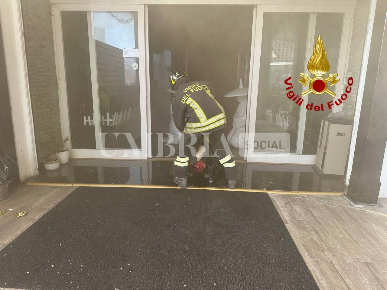 In fiamme la cucina di un ristorante giapponese: un ferito 3 In fiamme la cucina di un ristorante giapponese: un ferito 2
