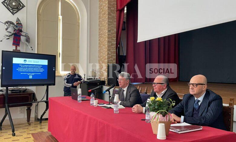 Al Convitto Nazionale di Assisi ha fatto tappa il PESES, il programma nazionale di Cottarelli per le scuole superiori (foto) 1 BDD35745 9927 4A68 8F10 B610E2C0F8DC
